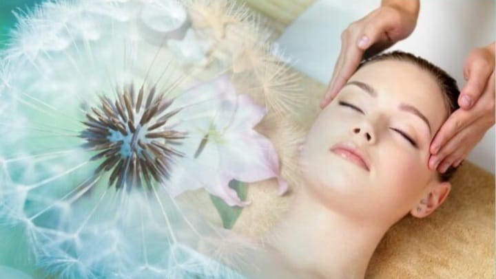 Symbolbild für Access Bars: Eine Frau liegt auf einer Liege und zwei Hände berühren ihren Kopf. Dazu eine Löwenzahnblume als Symbol von Access Conciousness