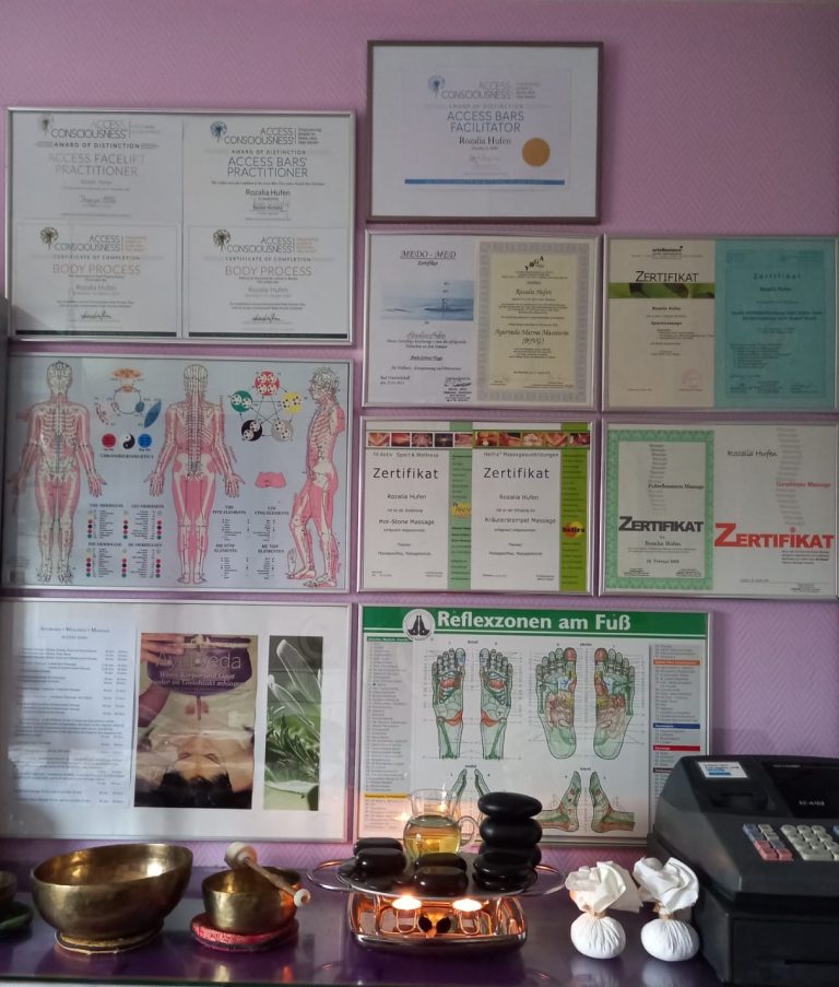 Diplome und Zertifikate von Rozalia Hufen an einer Wand in ihrer Praxis