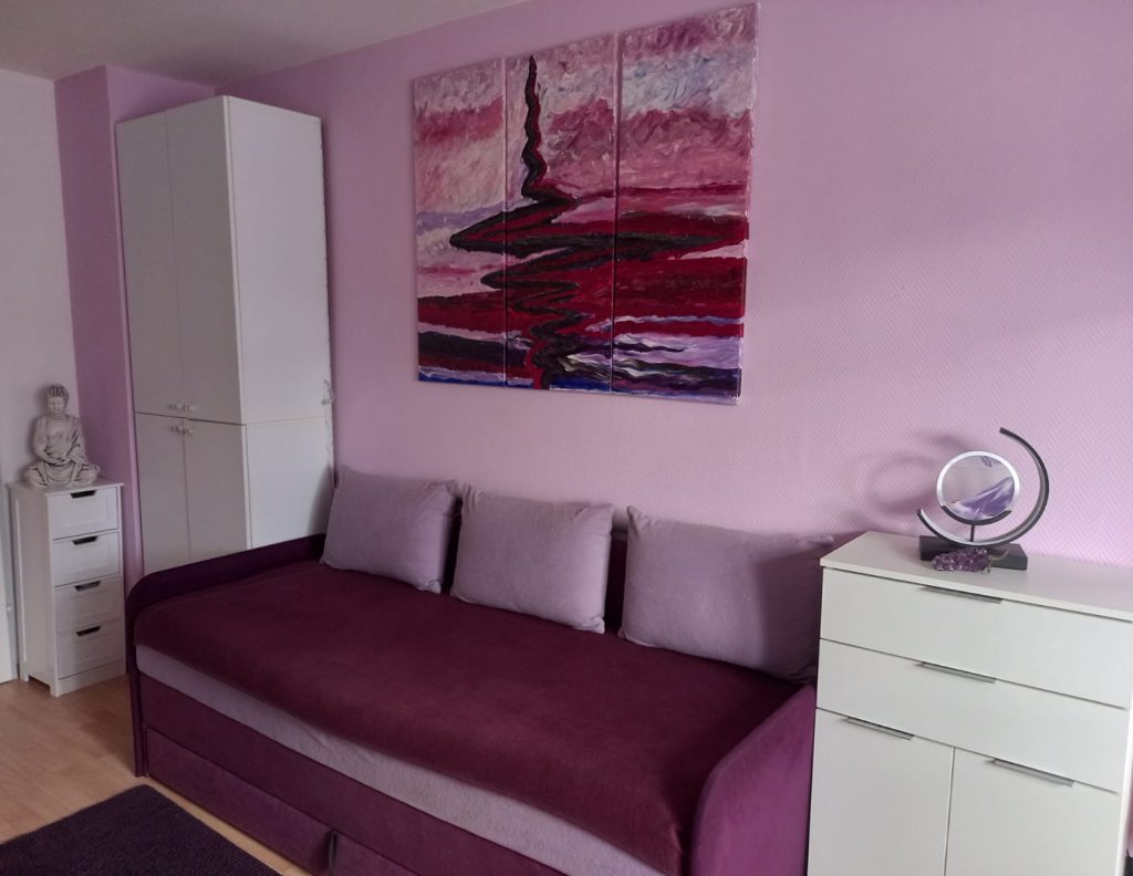 Einblick in die Praxis von Rozalia Hufen: Ein Sofa mit einem persönlich gemalten abstrakten Bild